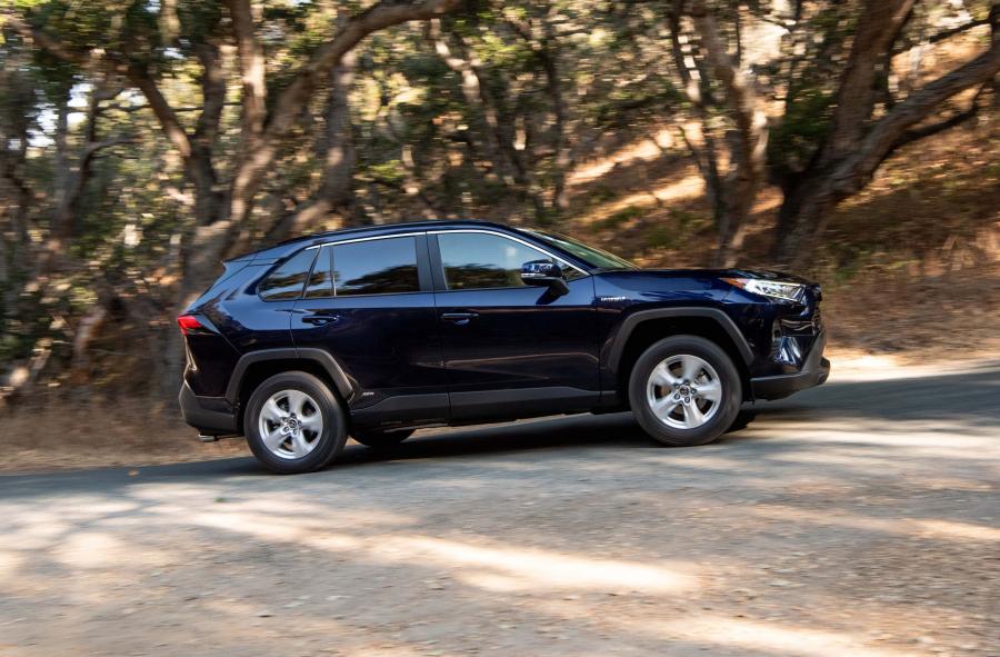  Toyota RAV4 XLE Hybrid 2018 года  (NA) (фото 19 из 26)
